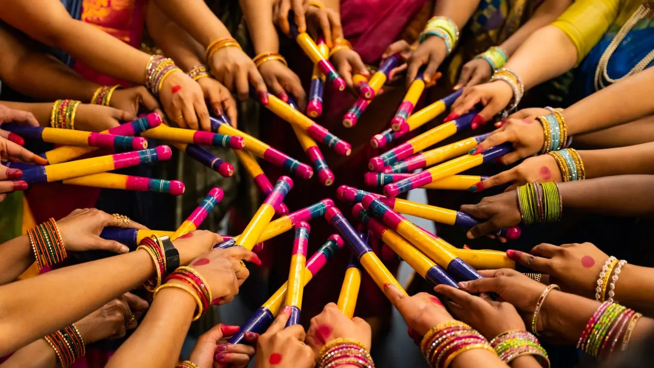 Navratri par rangeen dandiya sticks pakde haath