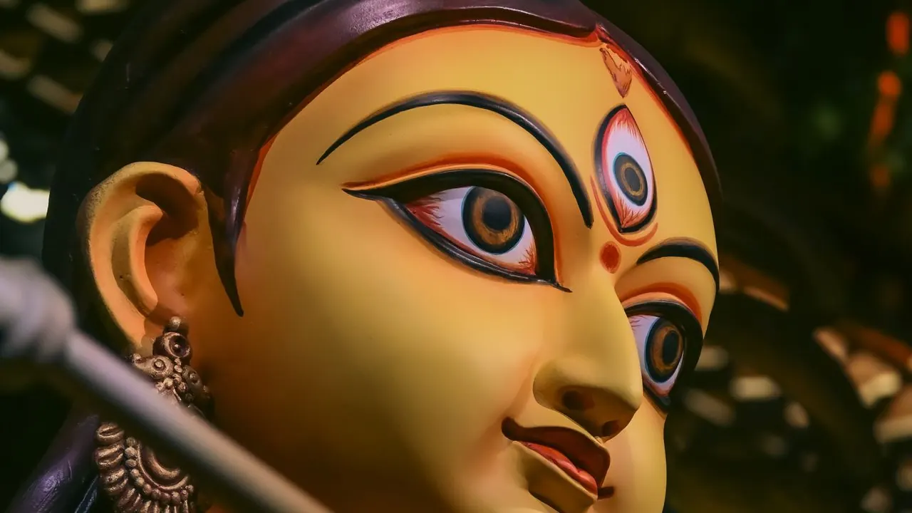 Durga Puja pandal mein Maa Durga ki pratima