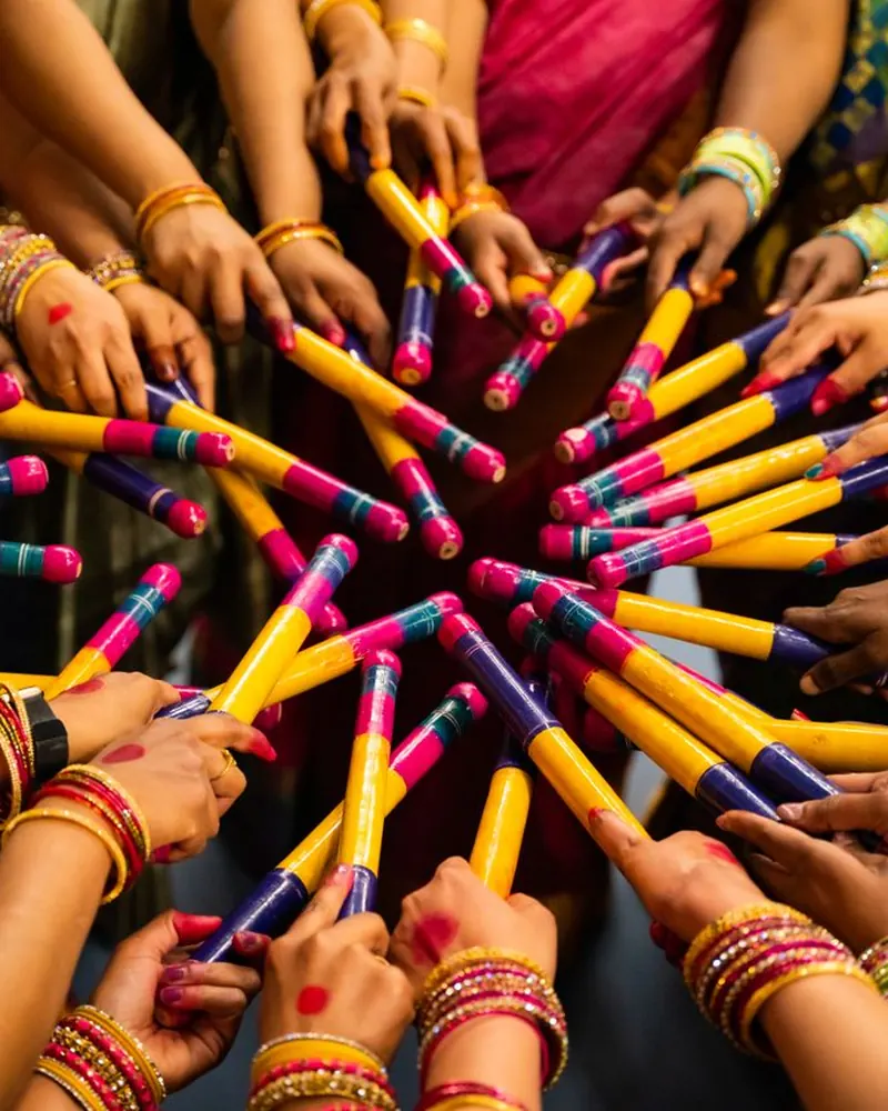 Garba-dandiya ki raatein: rangeen dandiya sticks